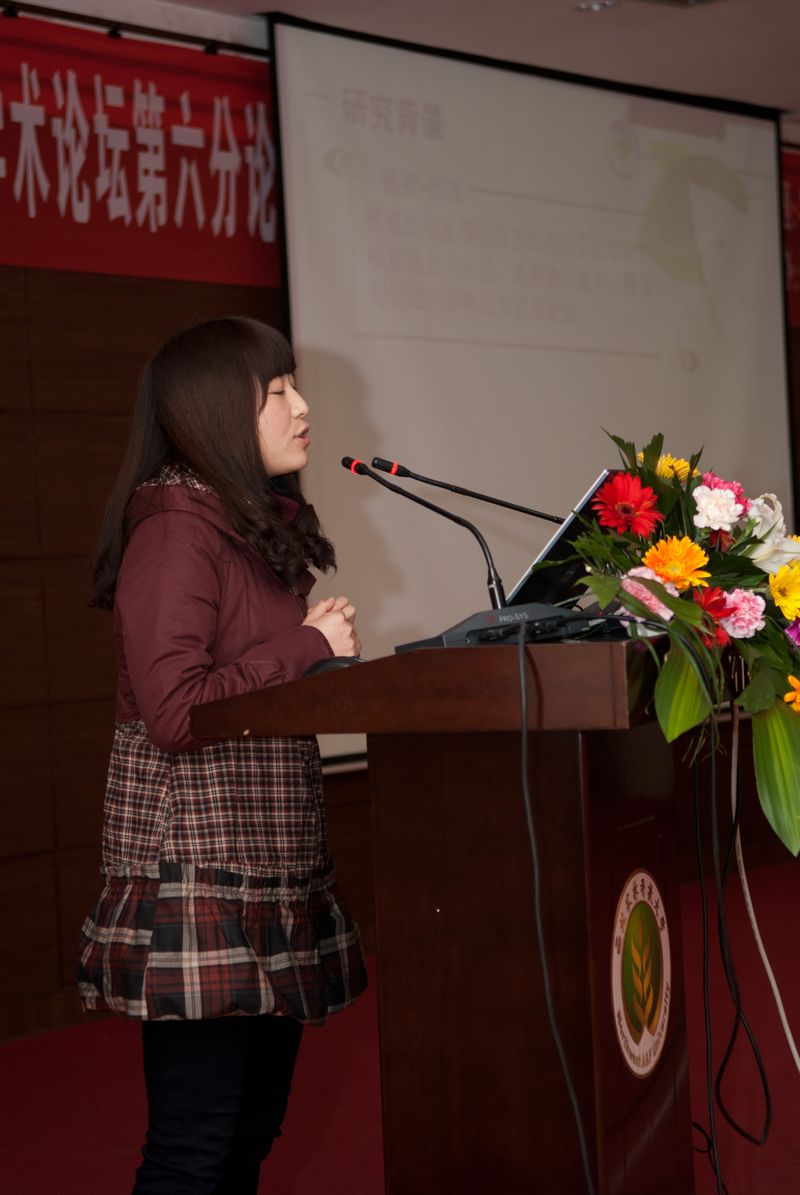 6.张冠华作题为“不同茵陈蒿群落分布格局坡面侵蚀空间变异研究”学术报告.jpg